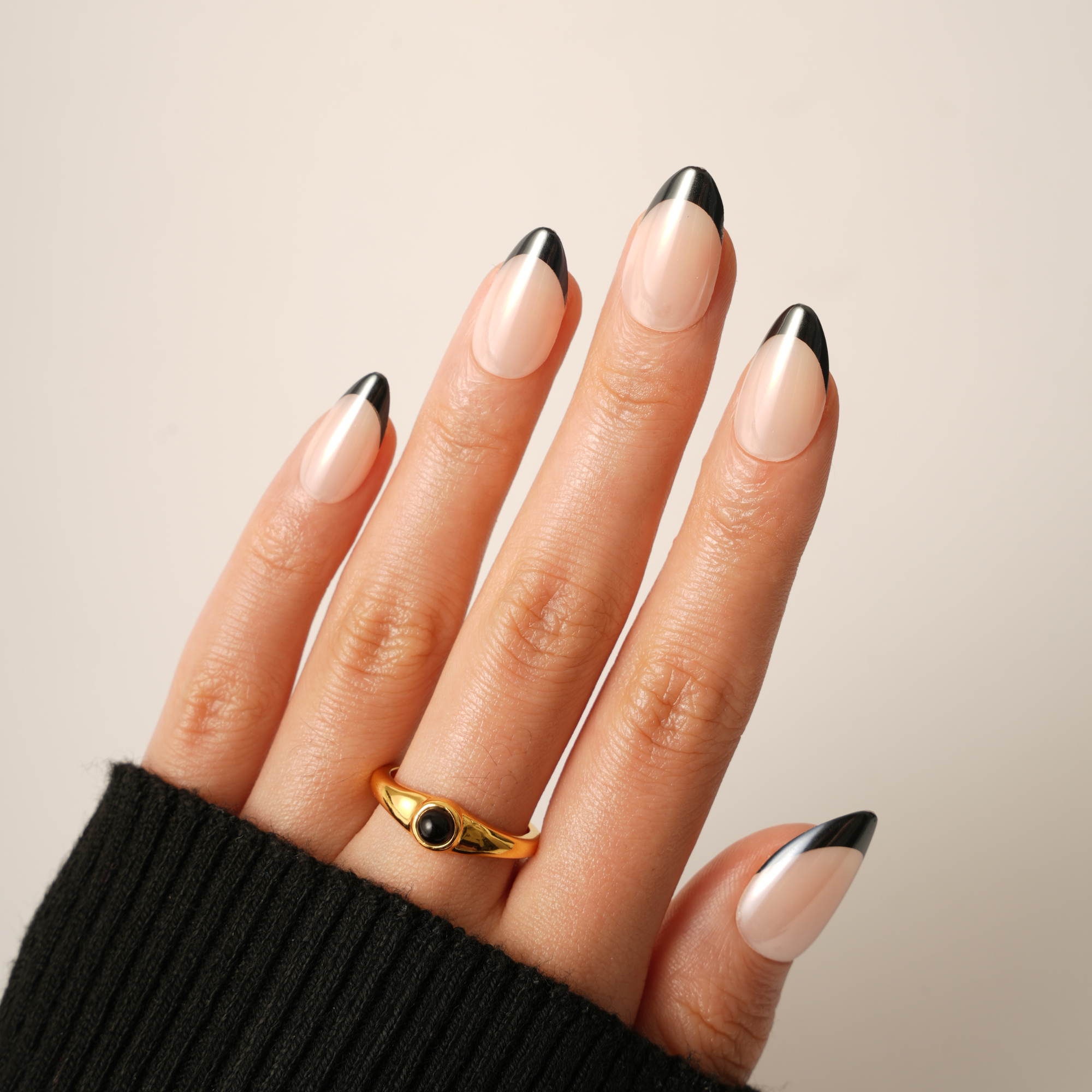 Almond Press-on Nails,Ellie Vincy Press on Nails,Short Almond,French tip, Black press on nails,30 pcs, False nails,Reusable,Glue on nails,Sticky on nails,Pop on nails