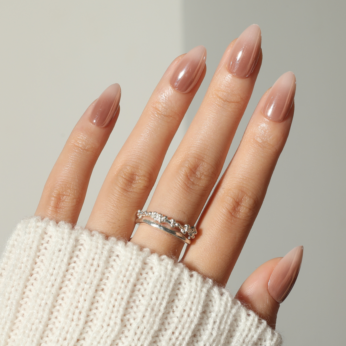 Ombre Chrome,Ellie Vincy Press on Nails,Medium Almond,Ombre, White press on nails,28 pcs, False nails,Reusable,Glue on nails,Sticky on nails,Pop on nails