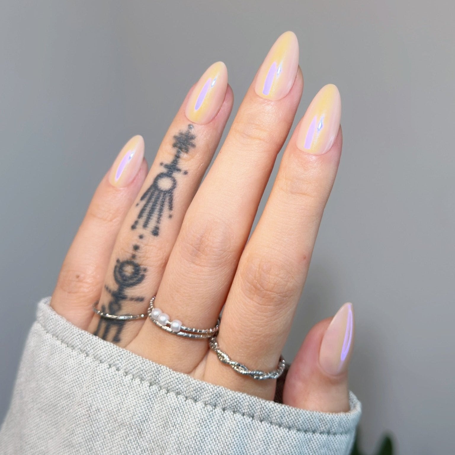 Soft Radiance | NEW,Ellie Vincy Press on Nails, Almond,Chrome, Beige press on nails,30 pcs, False nails,Reusable,Glue on nails,Sticky on nails,Pop on nails