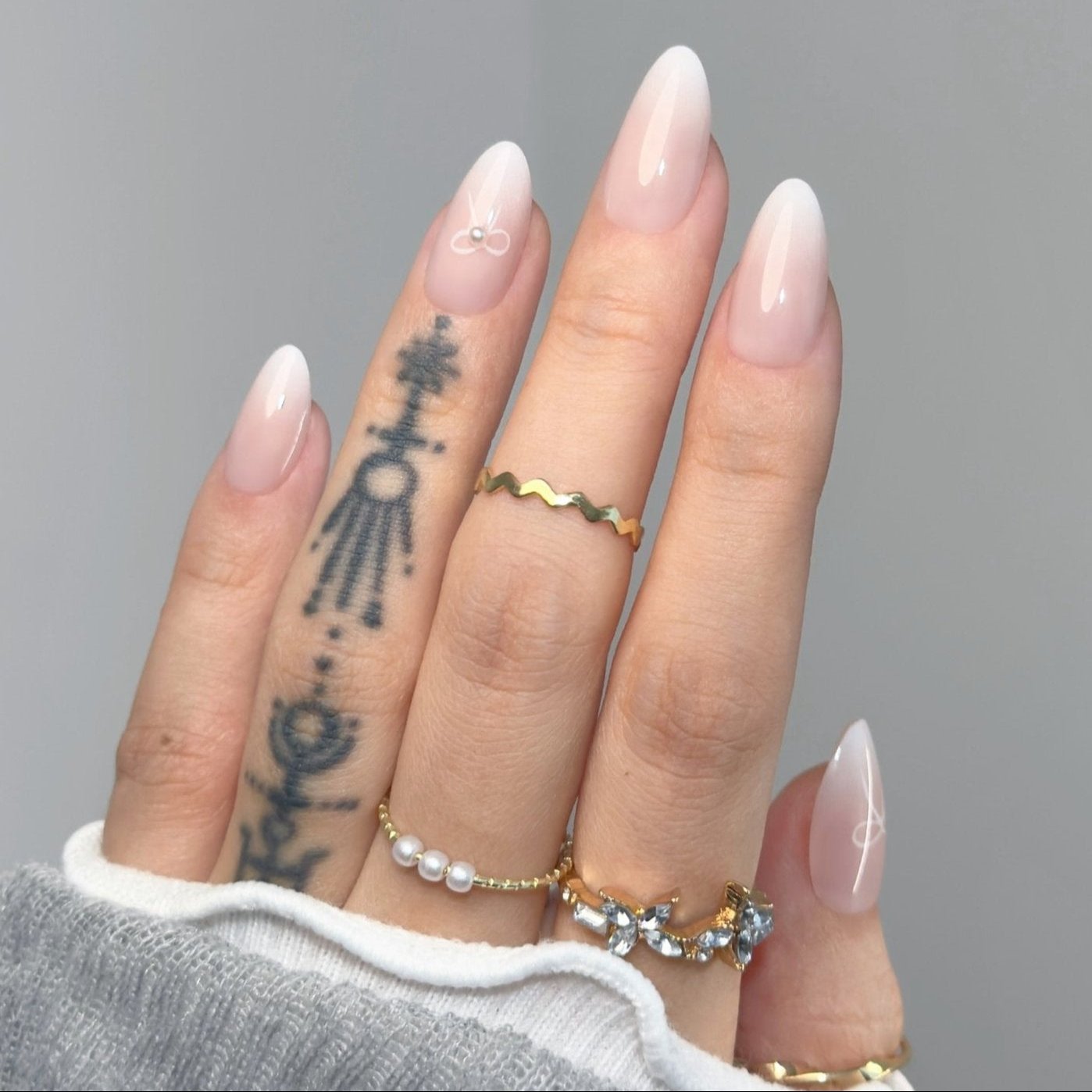 White Ombre Bow Almond,Ellie Vincy Press on Nails, Almond,Ombre, White press on nails,30 pcs, False nails,Reusable,Glue on nails,Sticky on nails,Pop on nails