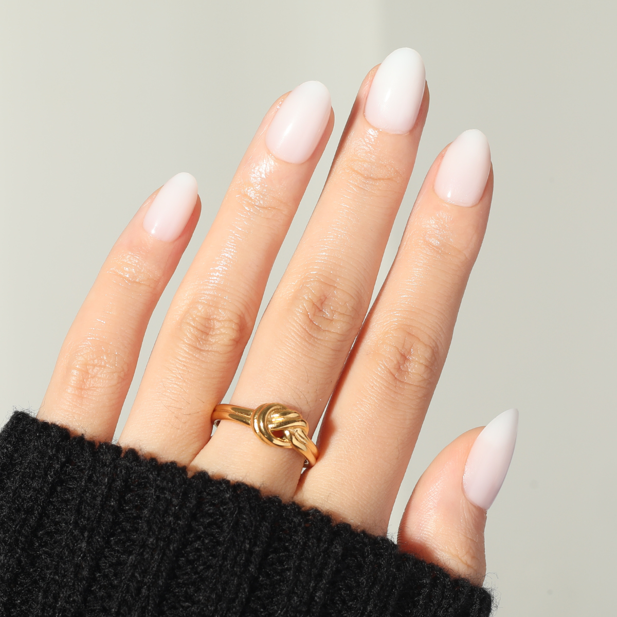 Milky Shine,Ellie Vincy Press on Nails,Short  Round,French tip, Chrome, Solid color, White press on nails,30 pcs, False nails,Reusable,Glue on nails,Sticky on nails,Pop on nails